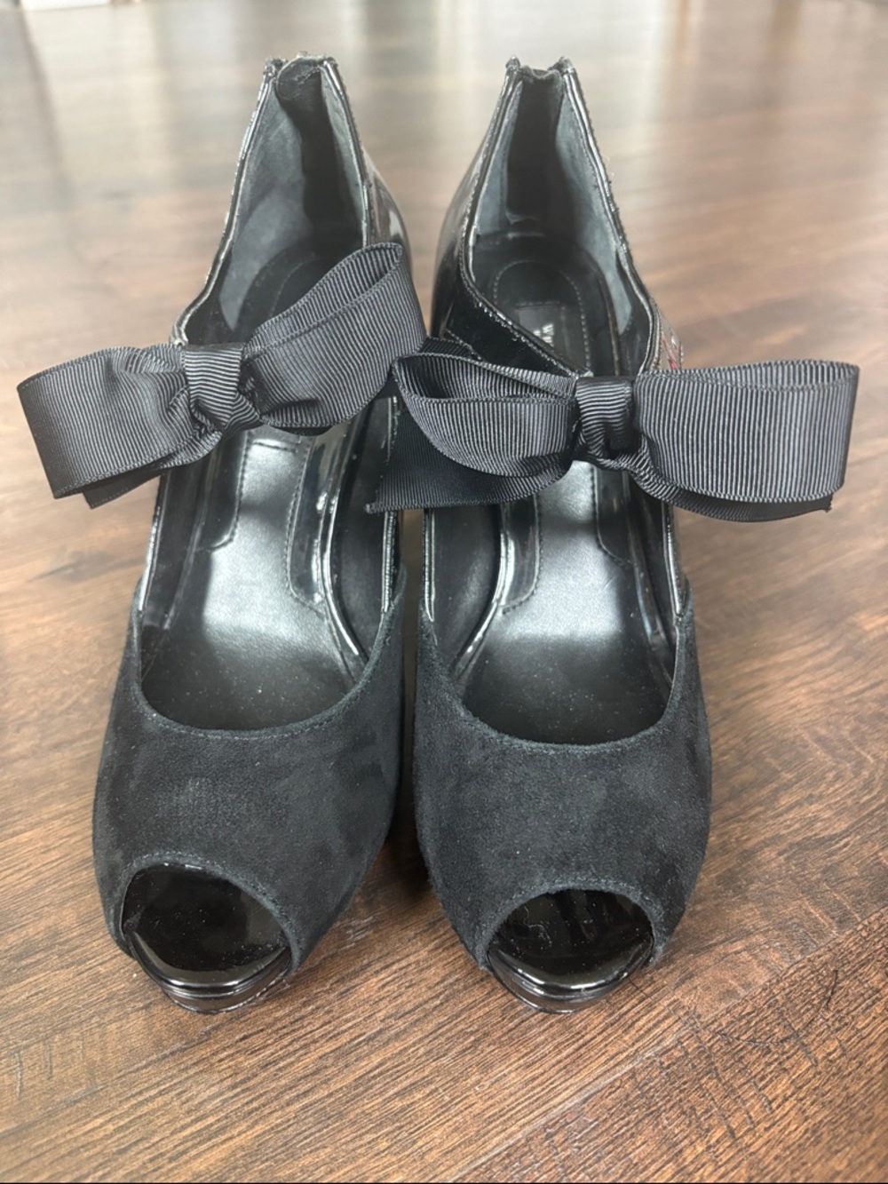 WHITE HOUSE BLACK MARKET Women's Size 6 Black Suede/Leather Peep-Toe Bow Pumps